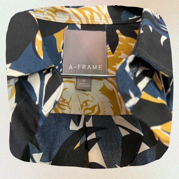 A-Frame Short Sleeve Button-up with Tiger Design - M - Picture 2 of 2
